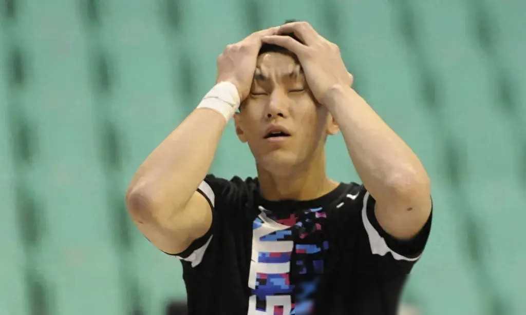 原创cba赛场外大新闻郭艾伦哭晕厕所简直让人无处可活