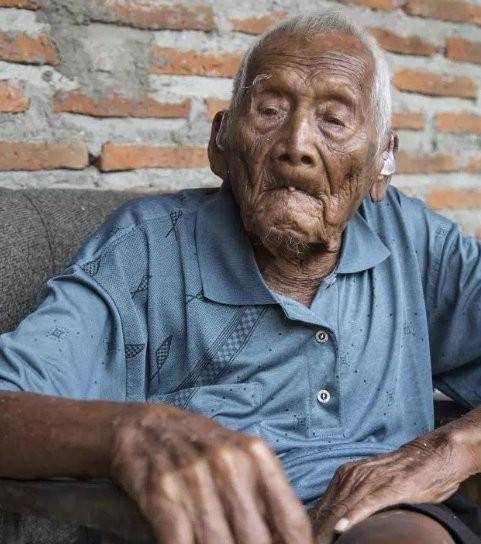原创印尼146岁长寿老人自行绝食离世老人相对孤独死亡不算什么