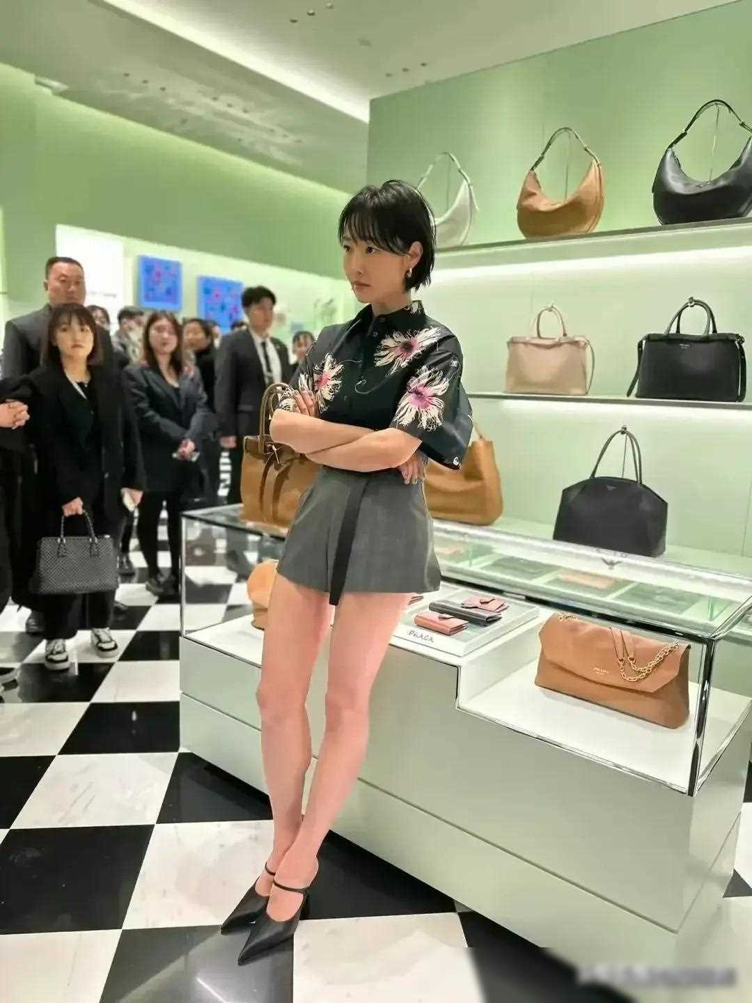 偶遇白百何,惊艳!身材颜值俱佳,笑容明媚有活力