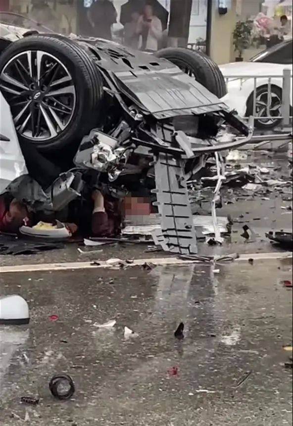 司机超速闯红灯,1死3伤!网友怒喷:赶着去投胎吗