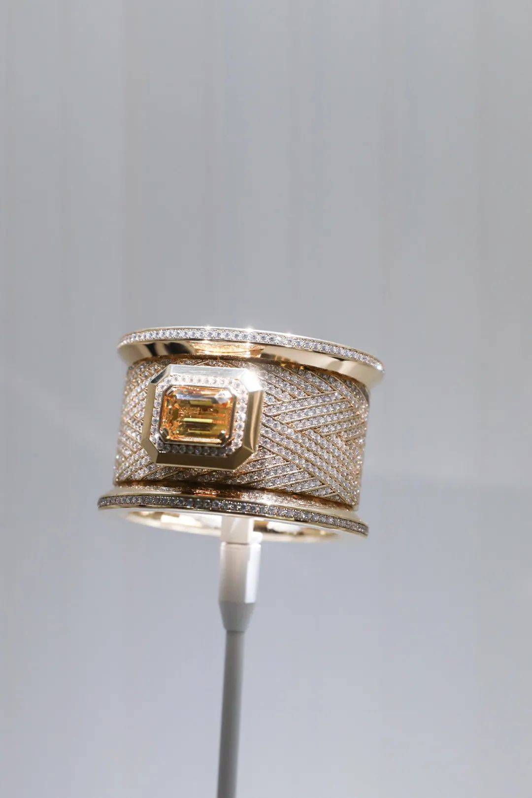 香奈儿新表绝美惊艳!当高级制表遇上高级定制,没有人_