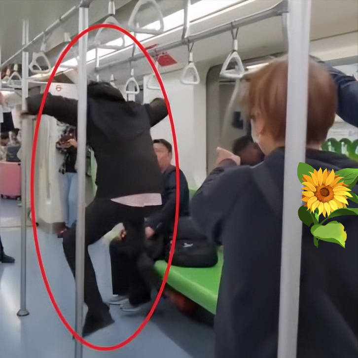 原创上海小伙子与大爷地铁里吵架怒变地铁拳王只敢打空气