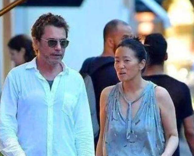 原创巩俐与老公素颜逛街夫妻俩拉着手恩爱如初