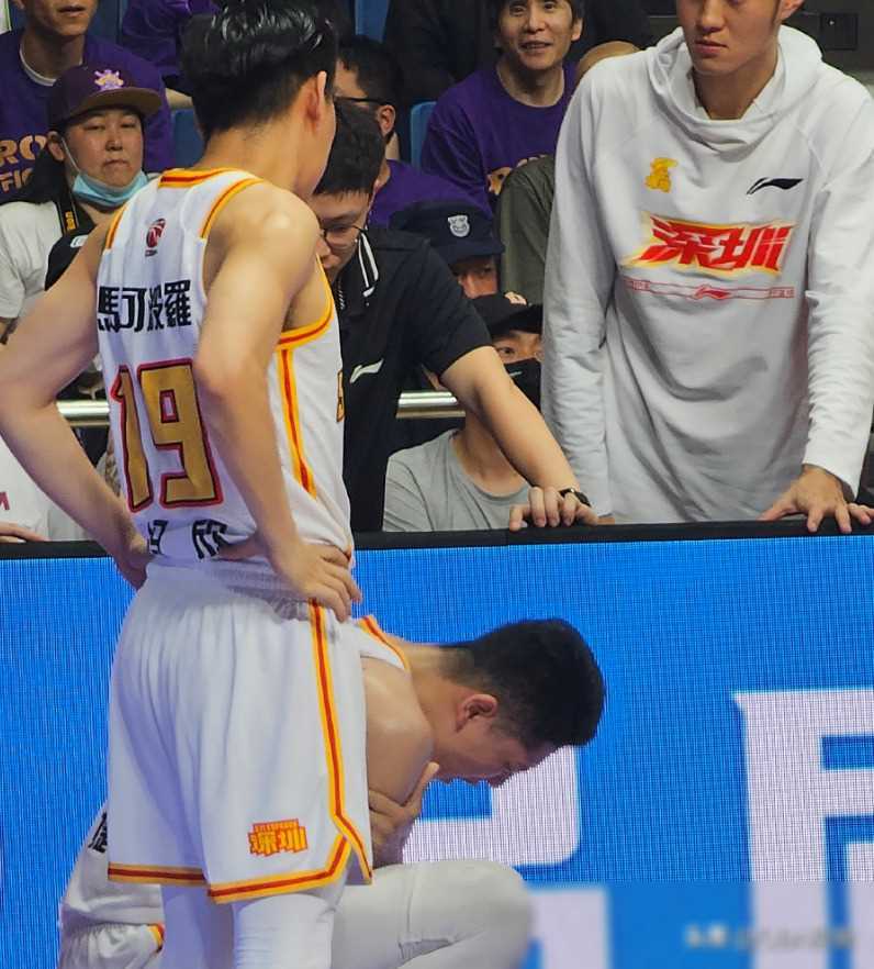 北控g2上半场领先深圳三外援火力全开对飙萨林杰和周鹏