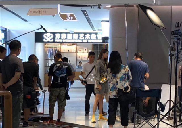 助理完美衬托出了她的大长腿_造型_身材_杨紫