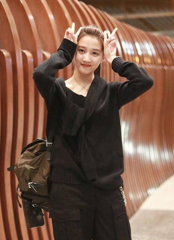关晓彤看秀造性又踩雷成功扬短避长土味浓还是私服更好看