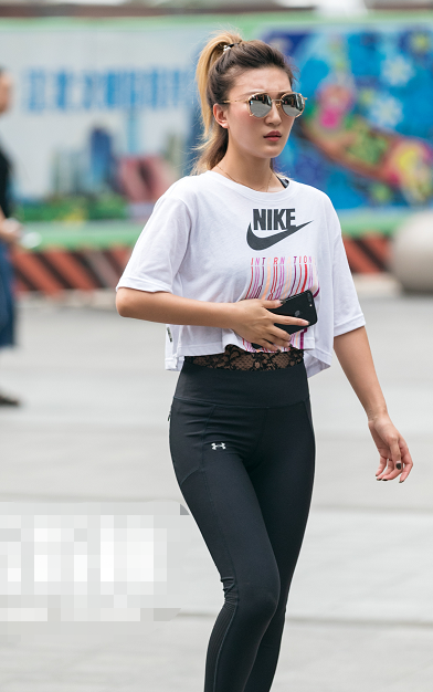 女人们总喜欢穿运动装上街,身材这么好,健身房一定没少去