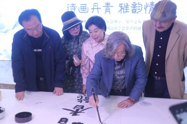 浙江开明画院副院长吴伟进即刻撰文,"雅集伊始,贤者挥毫述香意,达人