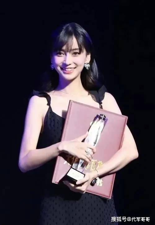 原创从资源满满到擦边离开黄晓明的杨颖都混到这个地步了