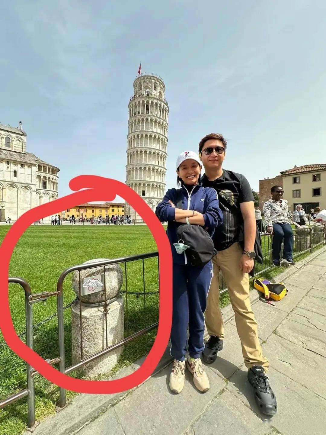 原创王芳晒旅游照素颜普通跟舞台上差太多脚踩景区栏杆太没素质丢脸到