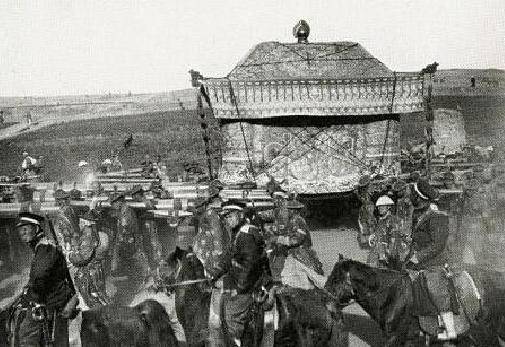 他在位时败光国库去世后128人抬棺百姓都是自愿跪送最后一程