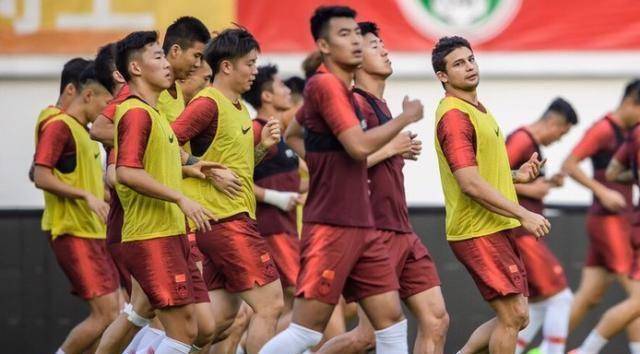 原创国足集训第二练老队长带伤上阵里皮幕后军师终于现身