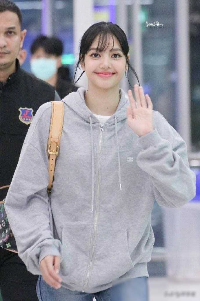 lisa科切拉音乐节被偶遇妆造改变戴口罩出行