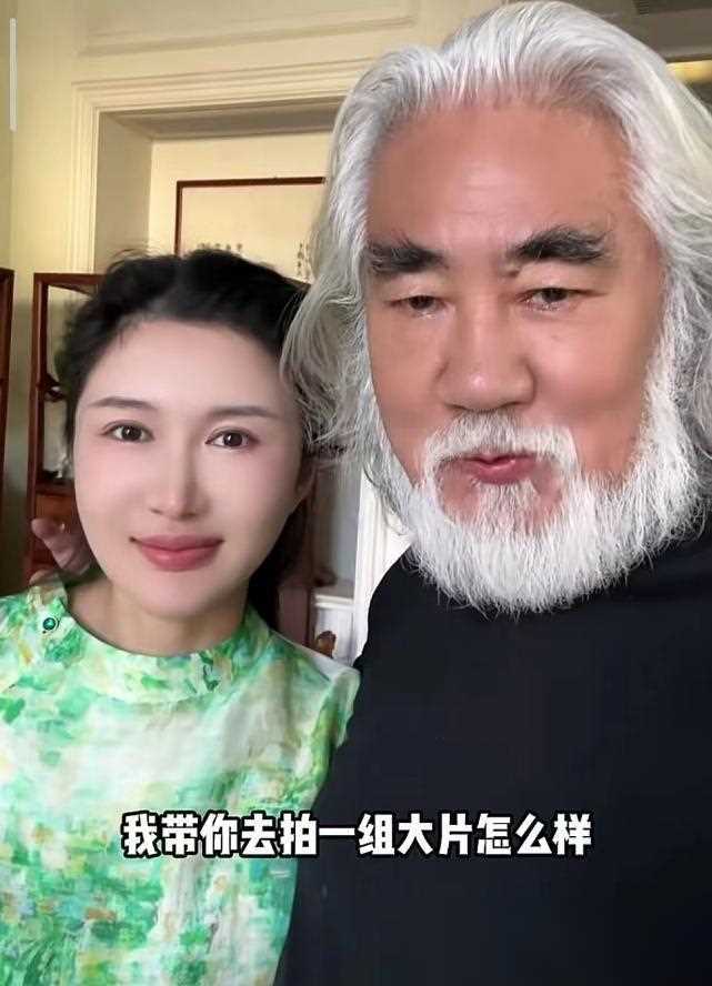 原创张纪中携孕妻出游跳华尔兹状态佳四胎孕肚显露