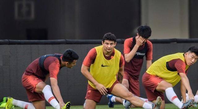 原创国足集训第二练老队长带伤上阵里皮幕后军师终于现身