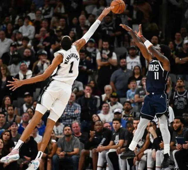 文班亚马的光辉新秀赛季:风起云涌_比赛_波波维奇_马刺