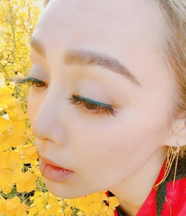 原创宁静不受身份影响去郊游油菜花里绽放魅力少女姿态容貌迷人