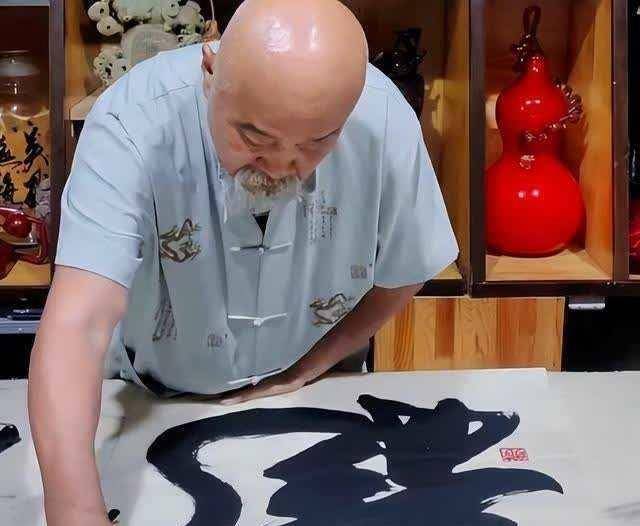 原创国家一级演员李琦现身路边烤串穿着朴素模样瘦好多