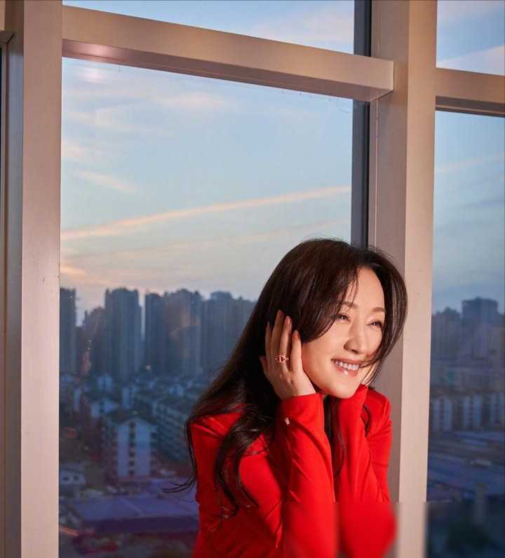 52岁杨钰莹晒出宁静生活与狗相伴养花种菜治愈心情