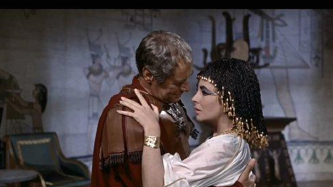 凯撒大帝终究被她的美貌与勇气征服,很快就与她发展为情人.