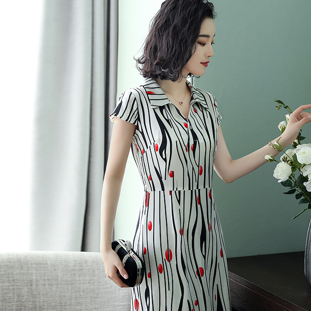 夏季就要穿会呼吸的真丝衫,适合30岁的女人,显身材有女人味