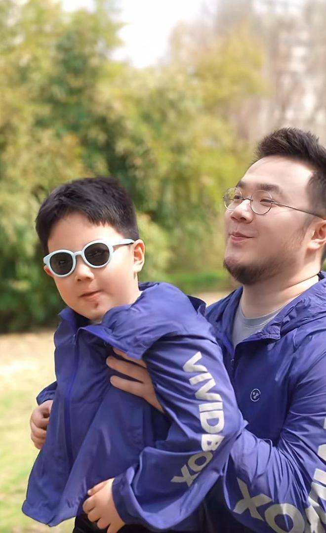 巴图罕晒全家福,长子正面出镜像爸爸,弟弟奶萌可爱像奶奶宋丹丹_博古