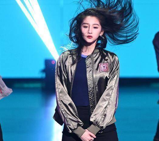 关晓彤录王牌被水喷意外露出真实素颜终于理解鹿晗的审美