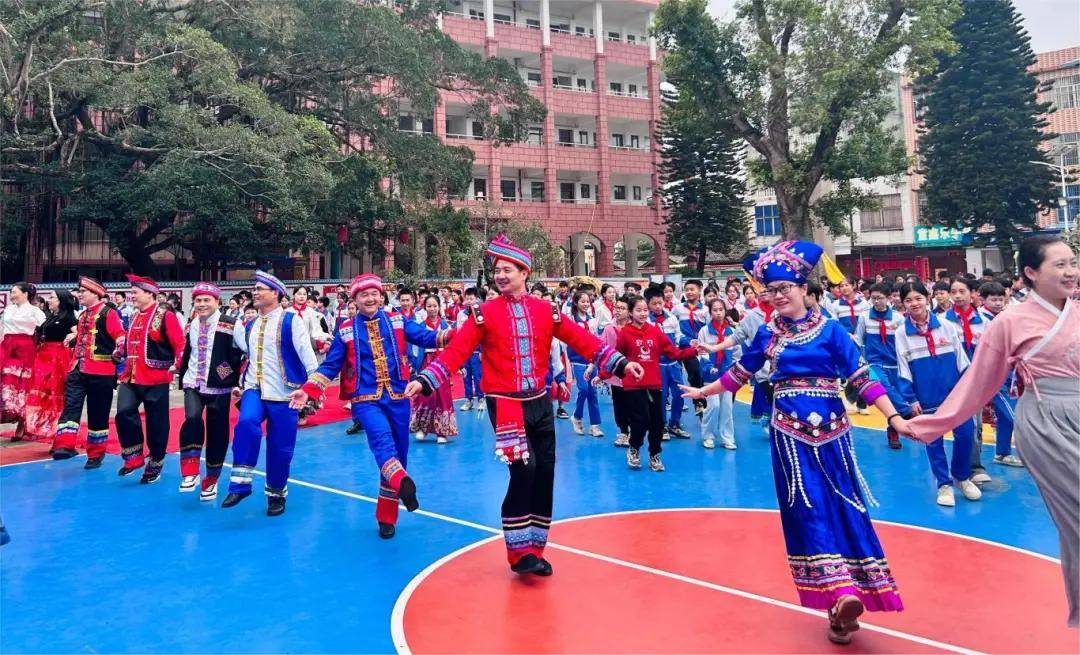 广西三月三贵港各地嗨翻天阿哥阿妹花式整活