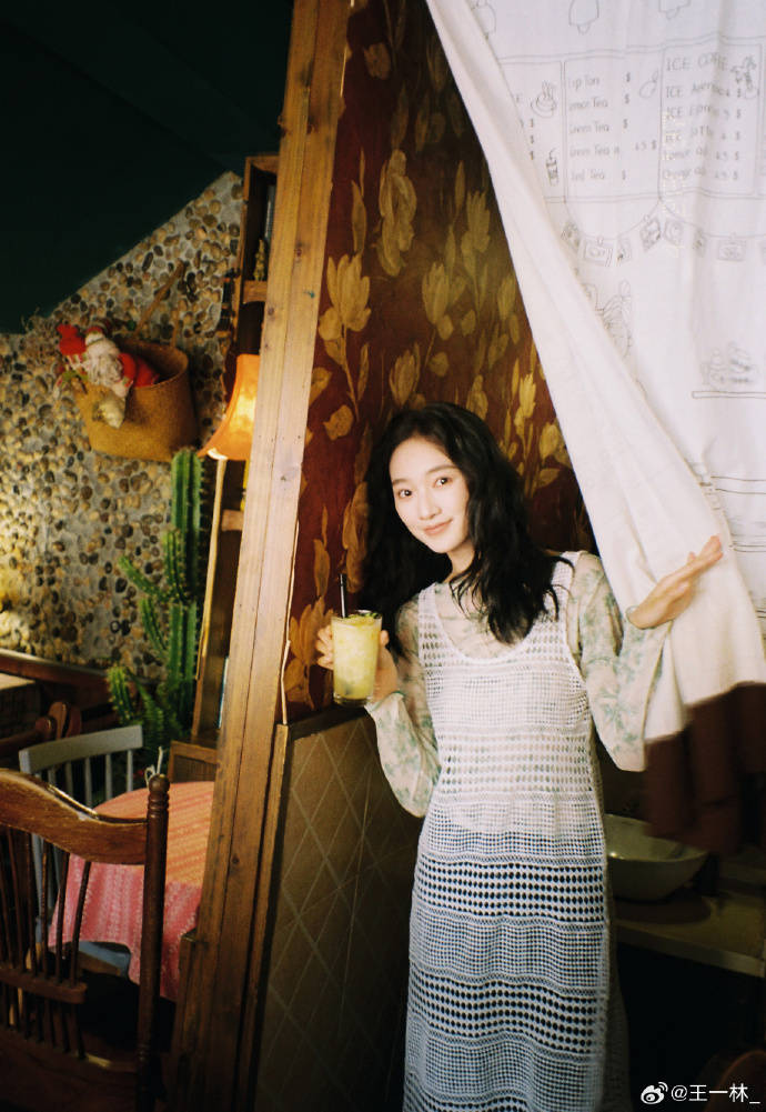 21岁的她精灵森甜文艺成熟多面切换自在表达的青春