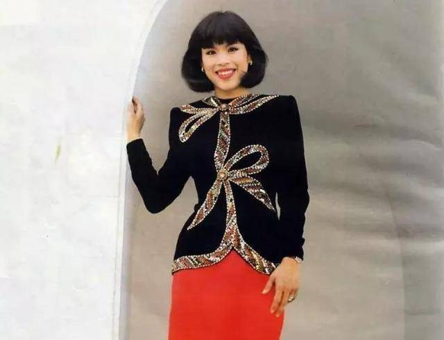 最著名的诗琳通公主至今未婚,奉献心血工作,为哥哥准备了嫁衣;朱拉蓬