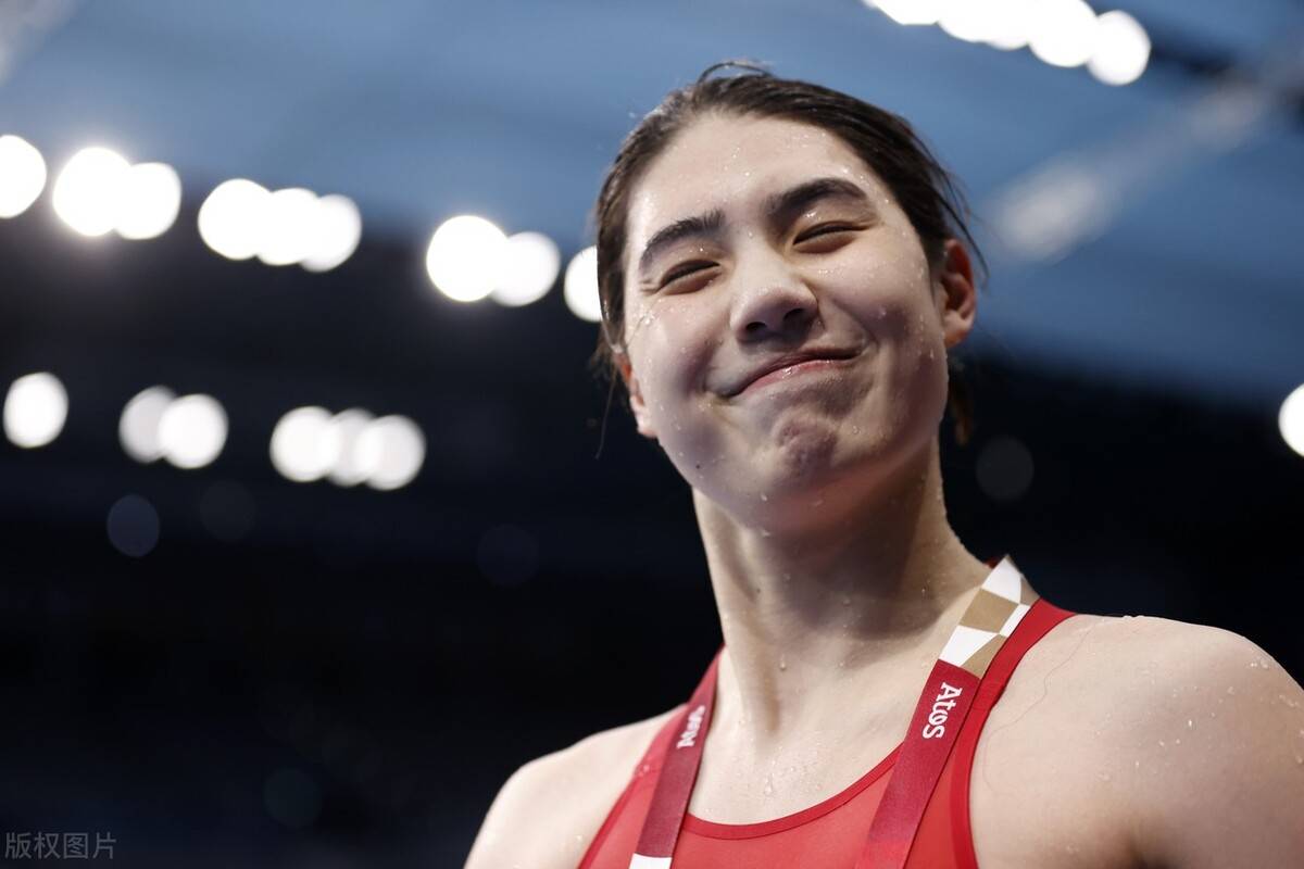 原创泳坛女神张雨霏荣获感动中国大奖揭秘她如何克服脊柱侧弯挑战