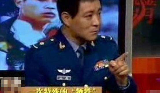 原创功勋兵拍戏时被炸粉身碎骨士兵哭到吐血无情导演呐喊演得好