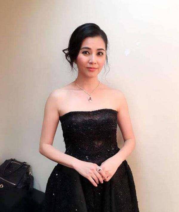 17岁拍动作片出道,40岁嫁给男神郑伊健,今46岁依旧少女_蒙嘉慧_生活