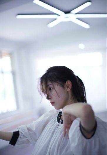 她妆感是清透且自然着的,即便如此眼尾处那一颗黑痣的点缀却依旧妩媚