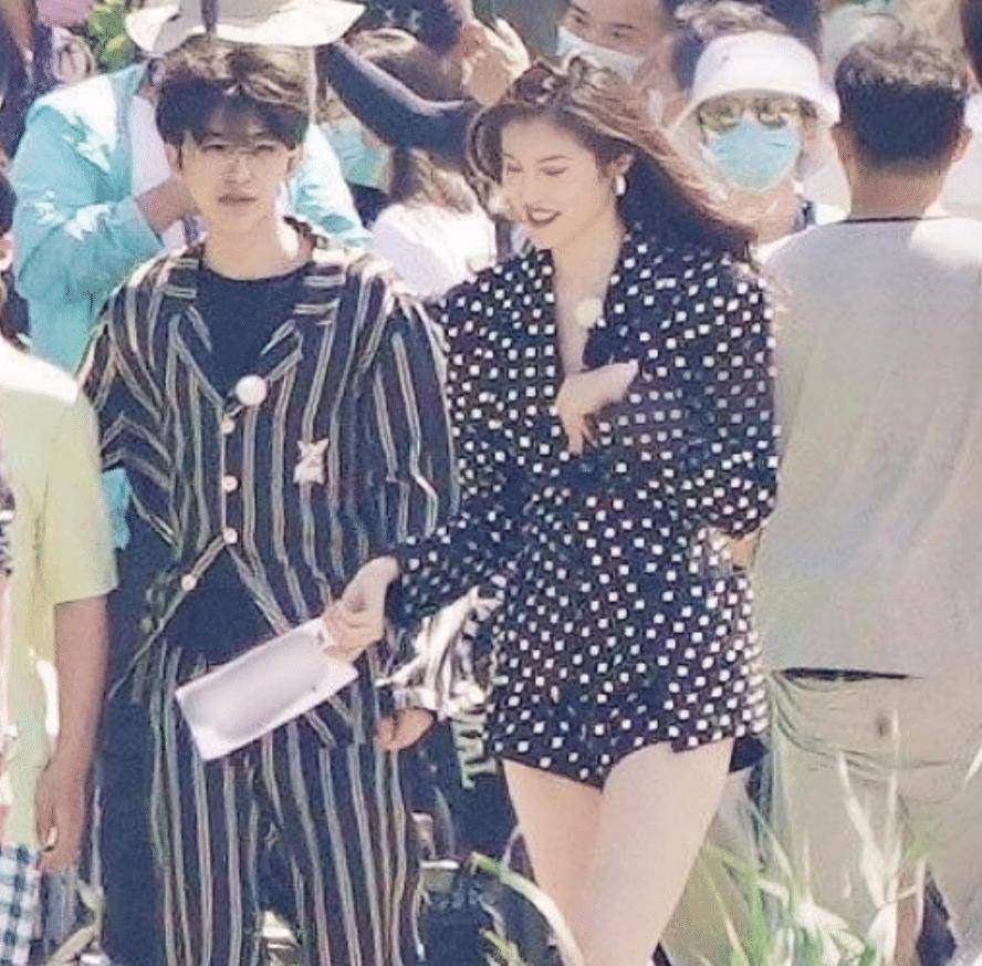 毕竟两人搭配在一起是真的特别养眼,除此之外,何穗的身高和气质都有一