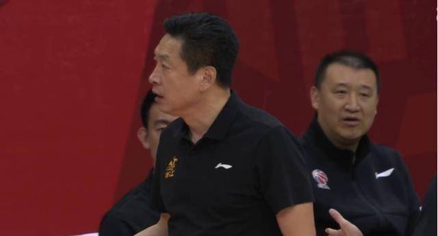 广厦vs首钢为何李春江提醒球员不要说话会被吹罚技术犯规