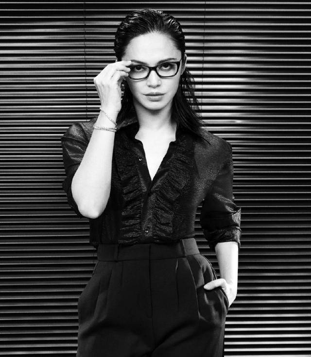 41岁姚晨时尚上阵拍大片穿薄纱衬衣领口大开超低v领太时尚