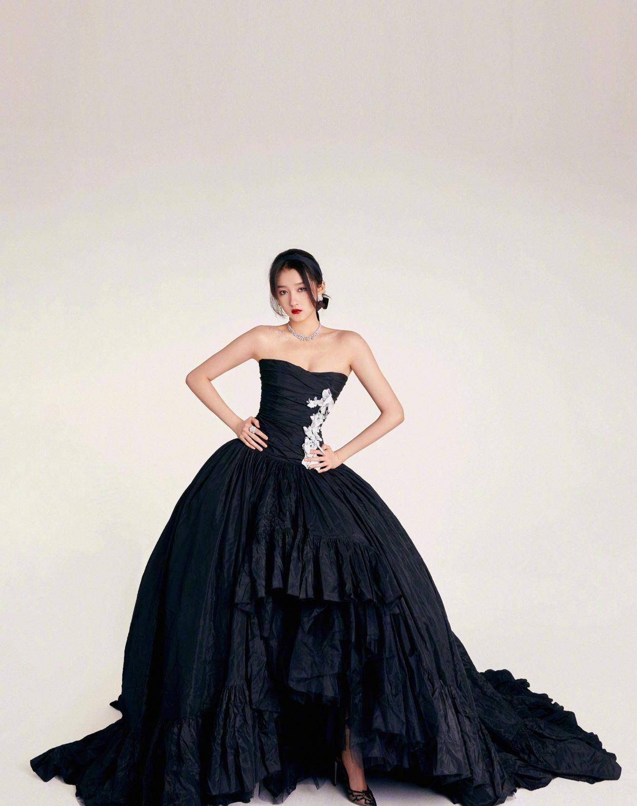 原创关晓彤霸气亮相电影节穿黑裙化身暗黑公主冷艳魔女氛围十足