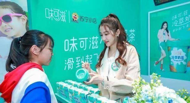 关晓彤回应质疑遭打脸,铁证如山却死不认账,为了利益啥都不要了_奶茶