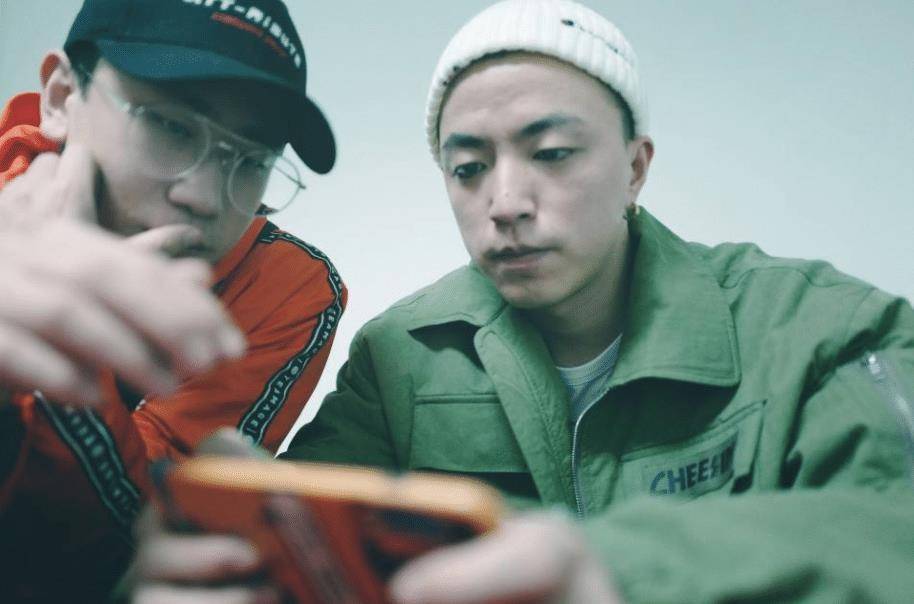 又有一男星紧随其后,也升级当爸爸了呢,这位男星就是说唱歌手jonyj呀