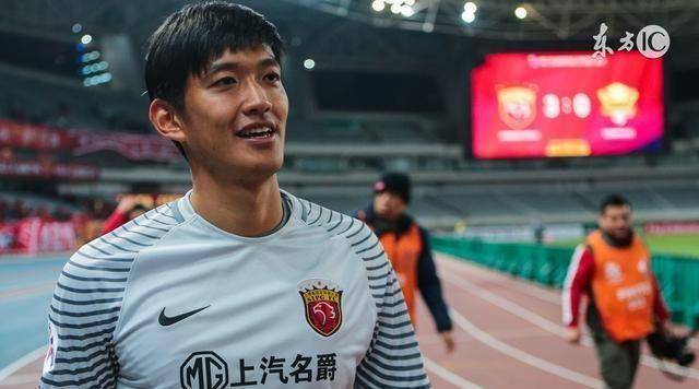 国足第二门将颜骏凌2分钟3次扑出洋人必进球为中国人长脸了