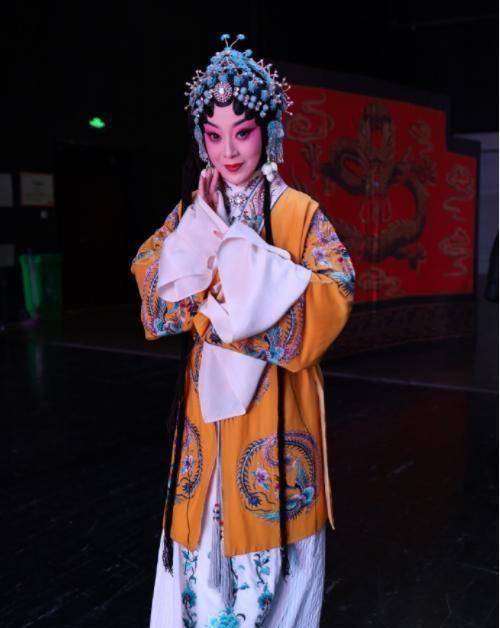 姜亦珊更是师从薛亚萍,梅葆玖等京剧大师,她自身也是非常的有天分