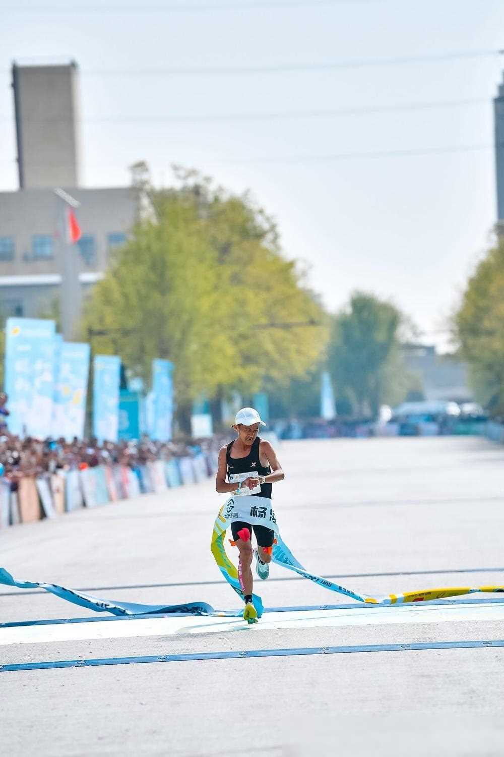 王涛勇夺"杨马"冠军,刷新国内选手赛会最佳成绩_杨凌_马拉松_小时