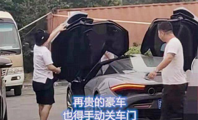 郭麒麟终于有富二代的样子了开豪车反被夸赞手动关车门遭调侃