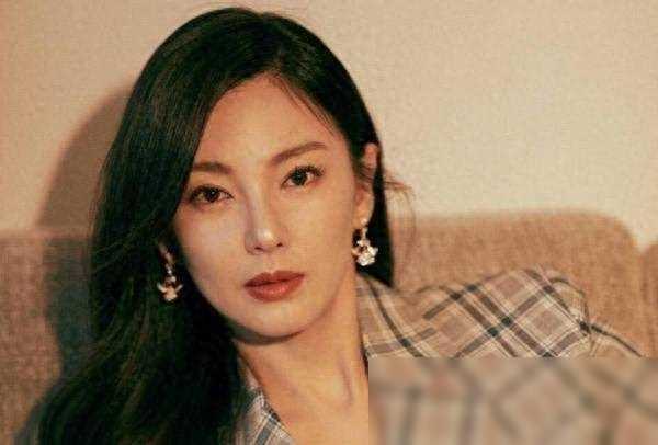 张雨绮未修定妆照曝光被指粗犷宋慧乔但少女感爆棚
