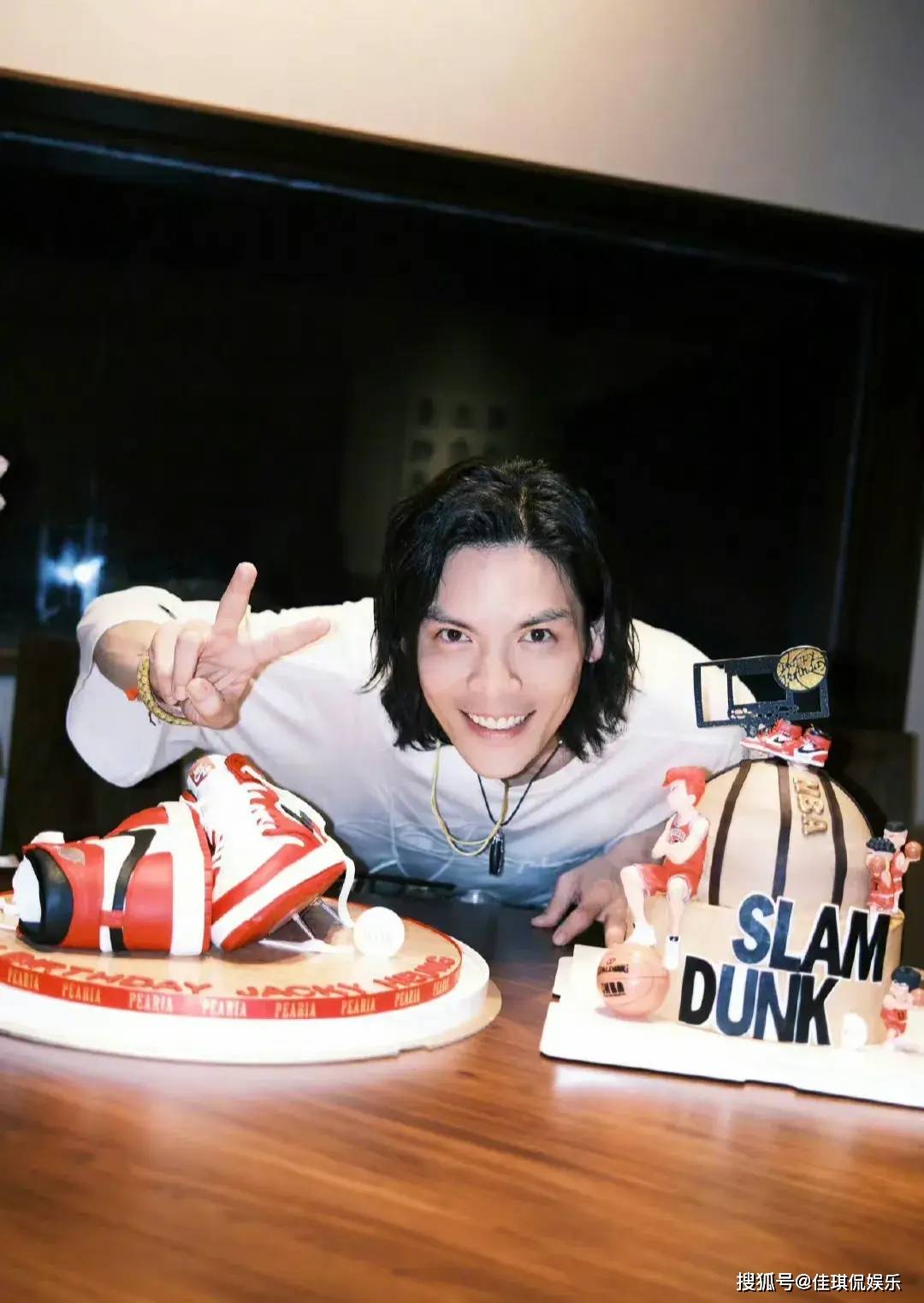 原创向佐半裸打碟照身材居然这么有料终于知道郭碧婷为什么喜欢他了