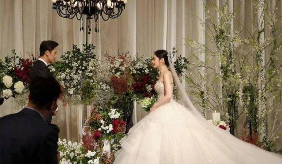婚礼仪式开始后,秋瓷炫将走过长长的红毯,走向于晓光,所有女孩儿都曾