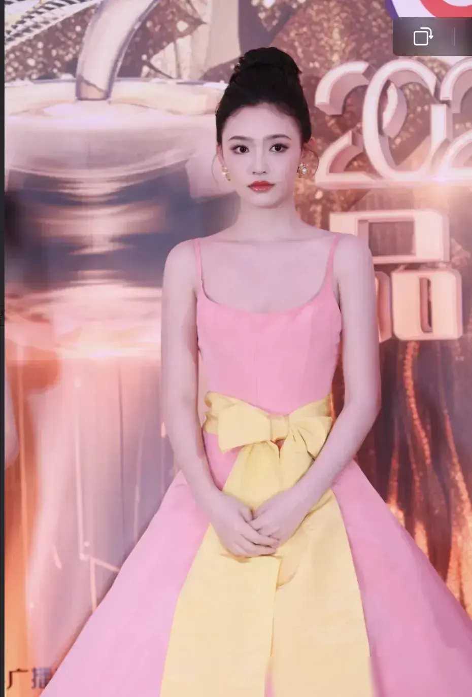 43岁董洁与27岁林允同台比美气质胜过身高年龄