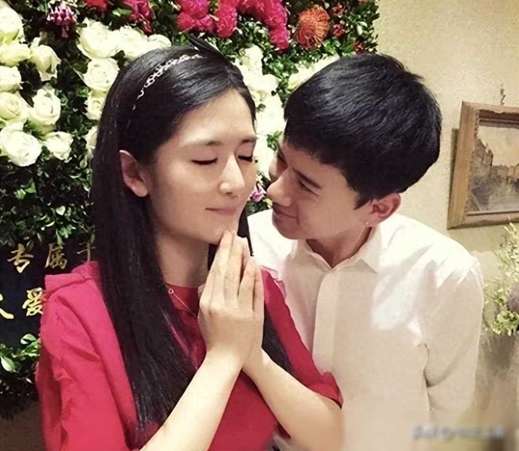 张杰谢娜带三女儿迪士尼游玩手牵手如热恋情侣保姆抢镜报道