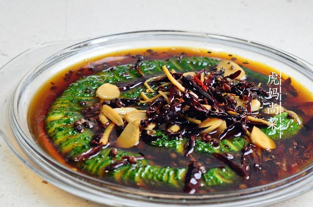 不用垫筷子,也能切出薄又整条的蓑衣黄瓜,清脆爽口入味快